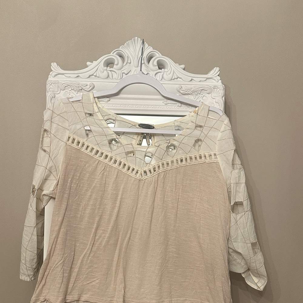 Gimmicks by BKE Cream and Tan Women's Blouse